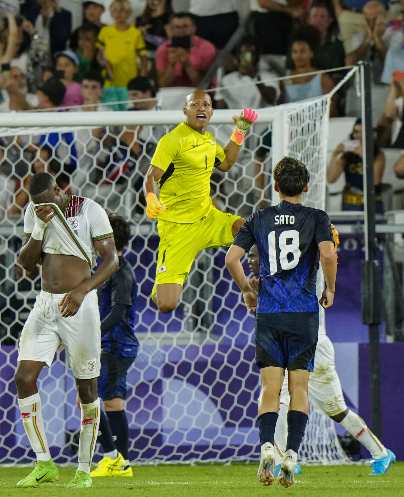 日本－マリ　試合終了間際、マリがPKを外し、跳び上がって喜ぶGK小久保（共同）