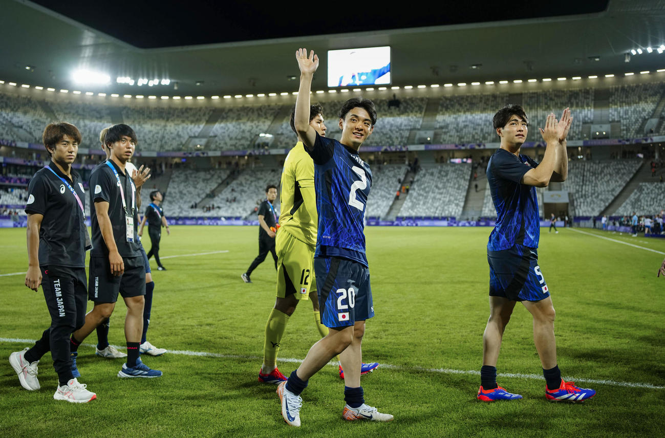 マリに勝利し、離脱した半田のユニホーム姿でサポーターの声援に応える山田楓（右から2人目）（共同）