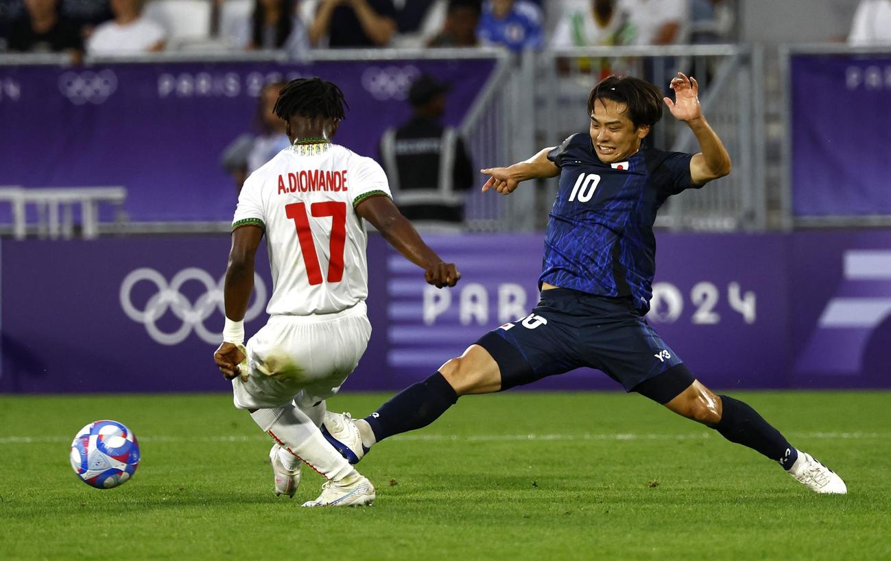 マリ代表DFディオマンデと競り合う日本代表FW斉藤（ロイター）