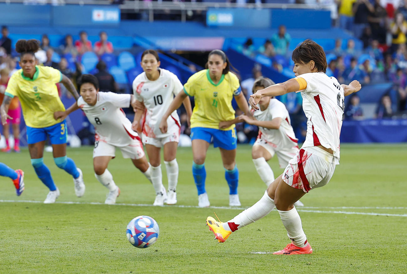 日本対ブラジル　試合終了間際、PKを決める熊谷（共同）