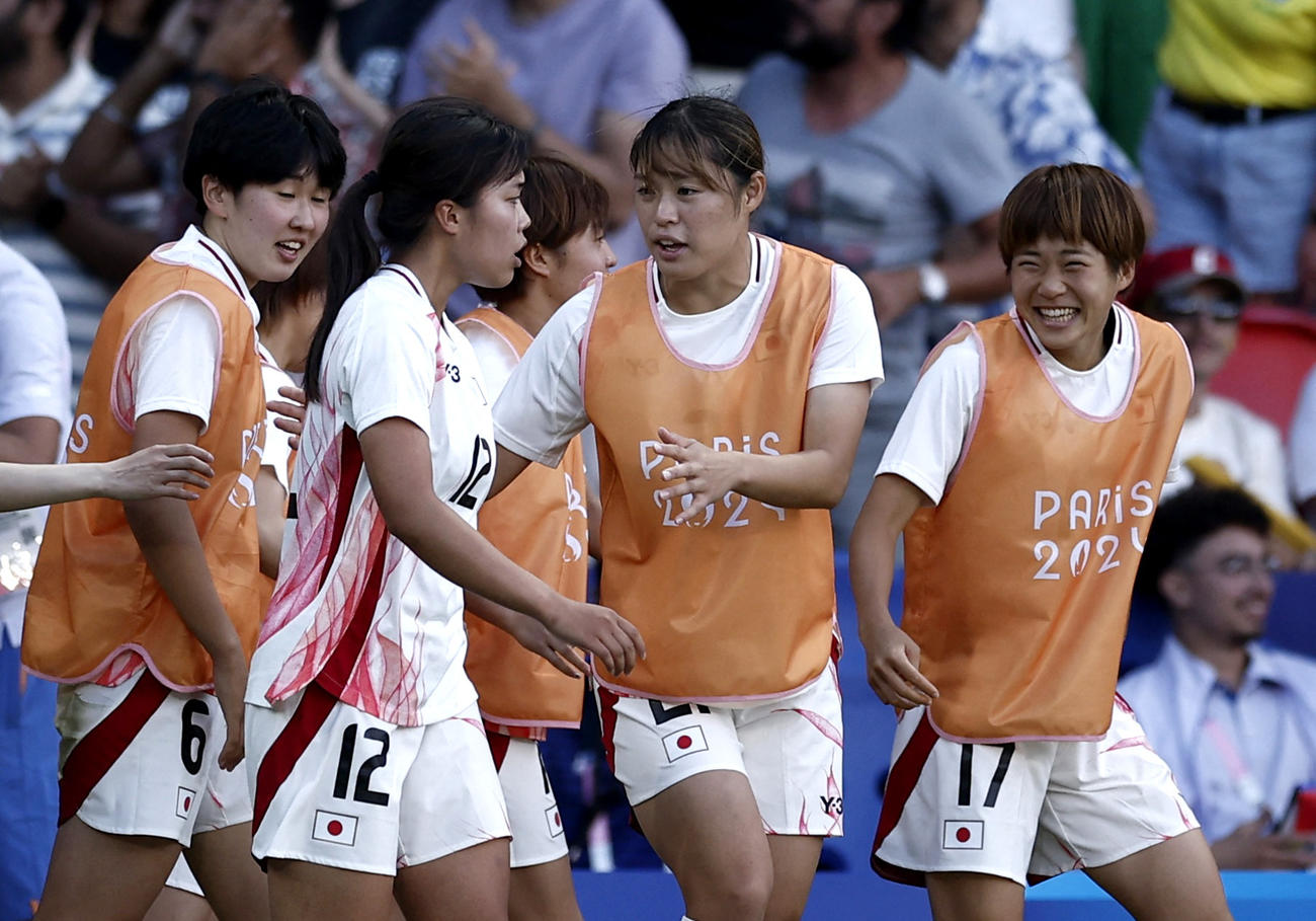 なでしこジャパン2点目のゴールを決めた谷川を祝福するメンバーら（ロイター）