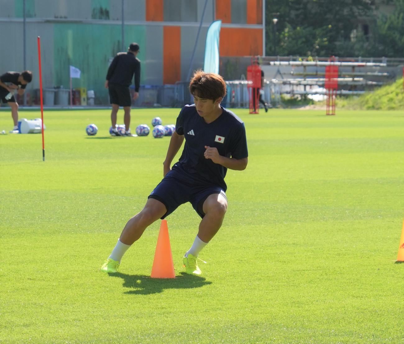 調整するパリ五輪男子サッカー日本代表MF平河悠（撮影・佐藤成）