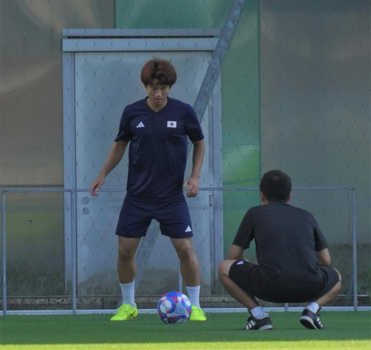 調整するパリ五輪男子サッカー日本代表MF平河悠（撮影・佐藤成）