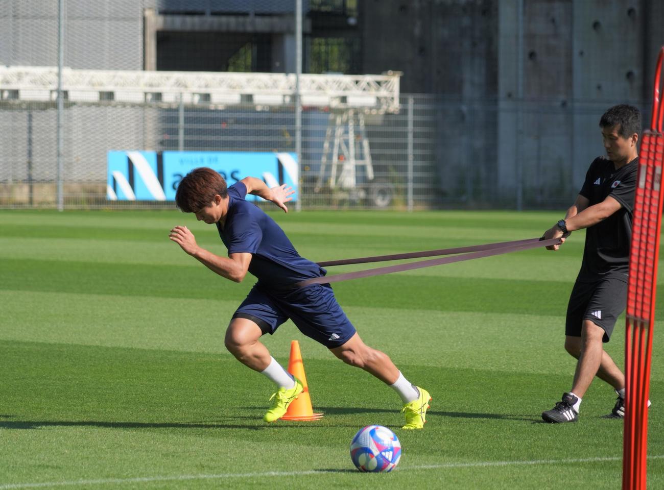 調整するパリ五輪男子サッカー日本代表MF平河悠（撮影・佐藤成）