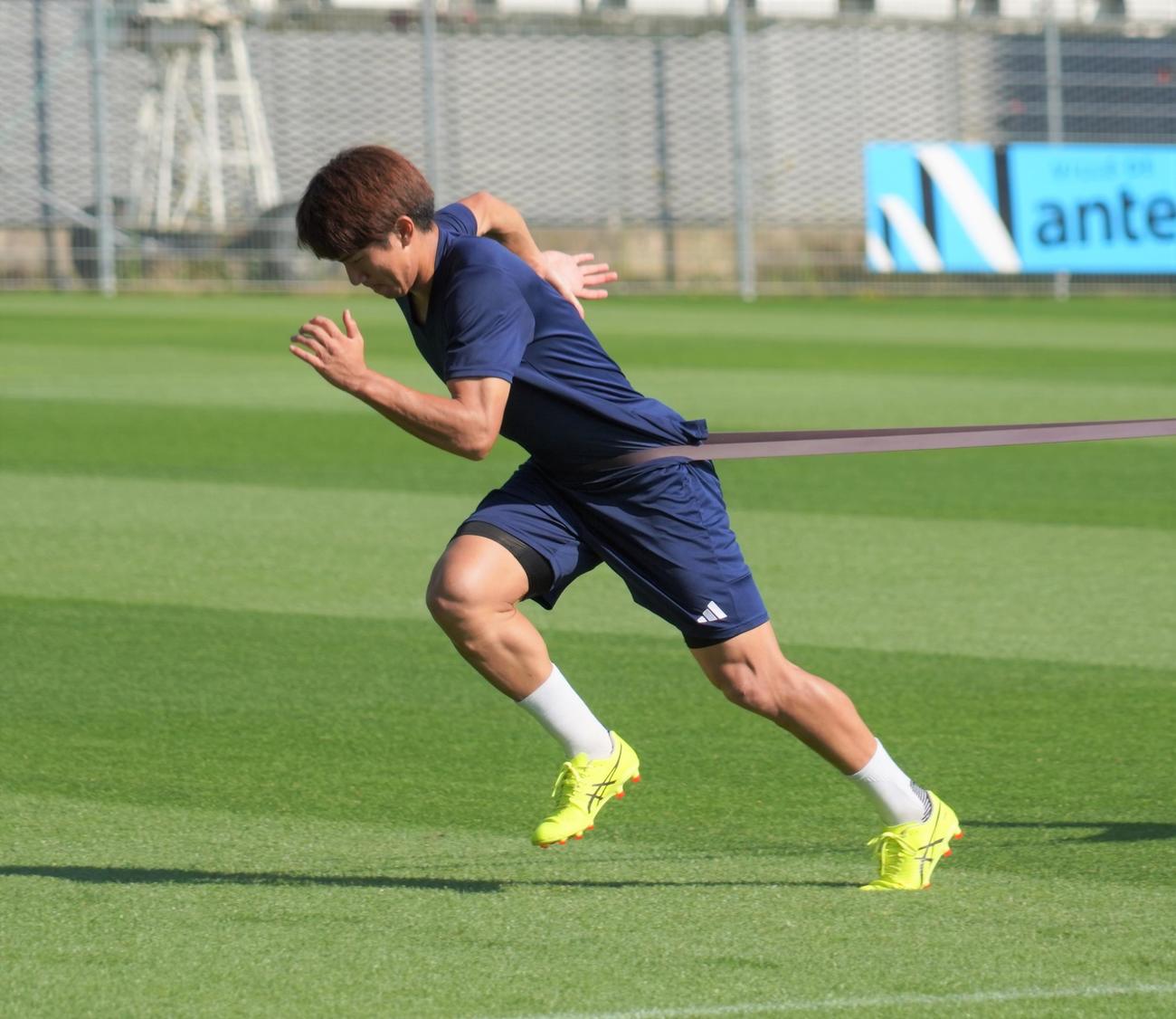 調整するパリ五輪男子サッカー日本代表MF平河悠（撮影・佐藤成）