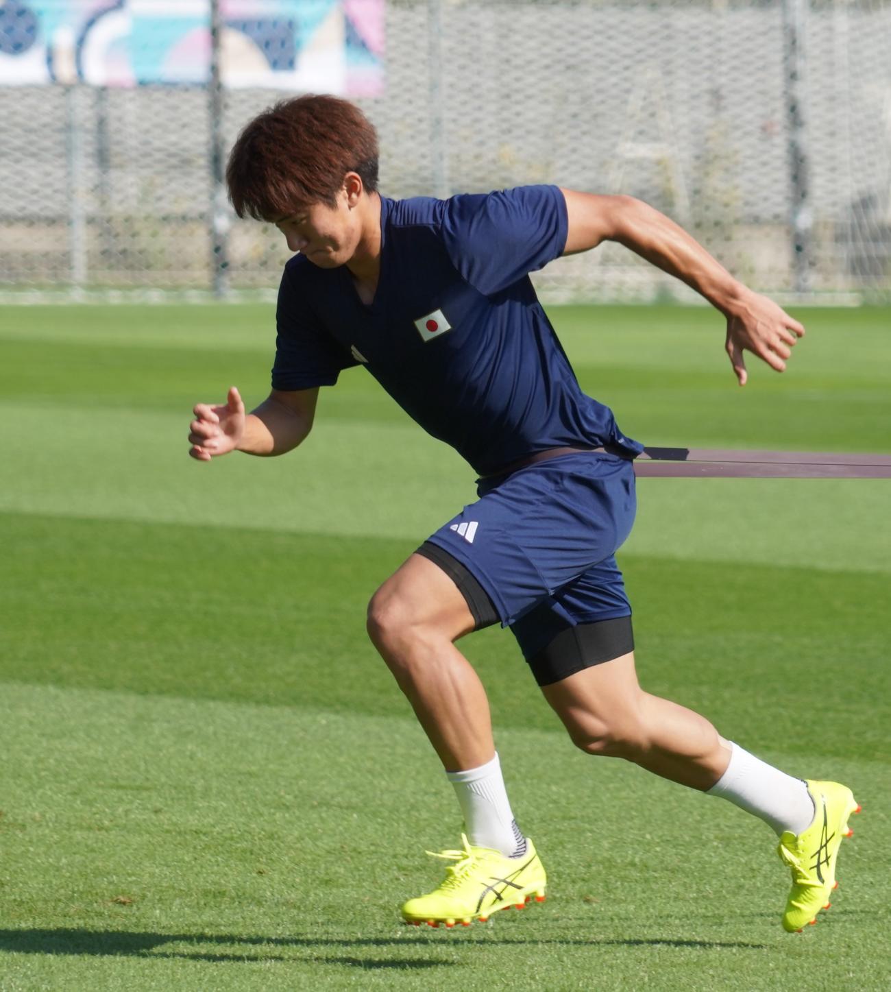 調整するパリ五輪男子サッカー日本代表MF平河悠（撮影・佐藤成）