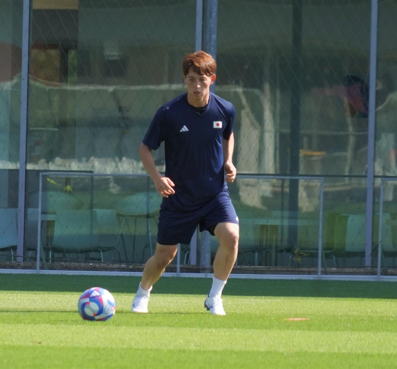 調整するパリ五輪男子サッカー日本代表MF植中朝日（撮影・佐藤成）