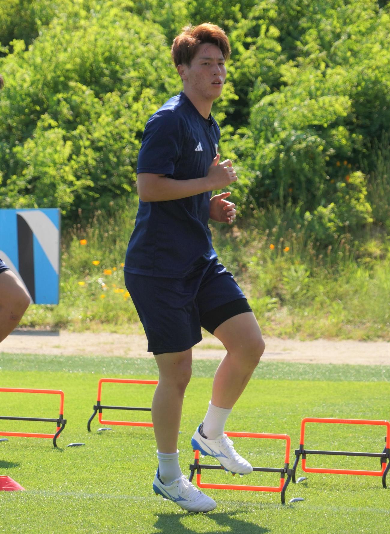 調整するパリ五輪男子サッカー日本代表MF植中朝日（撮影・佐藤成）