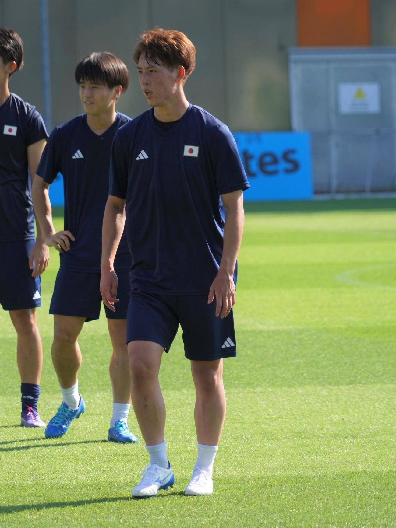 調整するパリ五輪男子サッカー日本代表MF植中朝日（撮影・佐藤成）