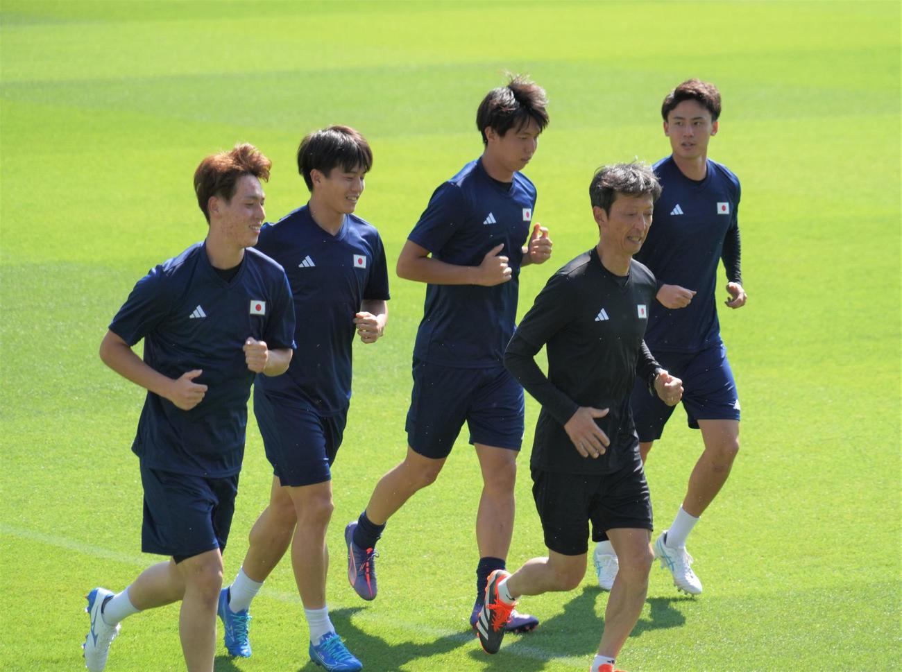 1次リーグ第3戦イスラエル戦に向けて調整する、左からパリ五輪男子サッカー日本代表MF植中朝日、川崎颯太、鈴木海音、矢野由治フィジカルコーチ、内野貴史（撮影・佐藤成）