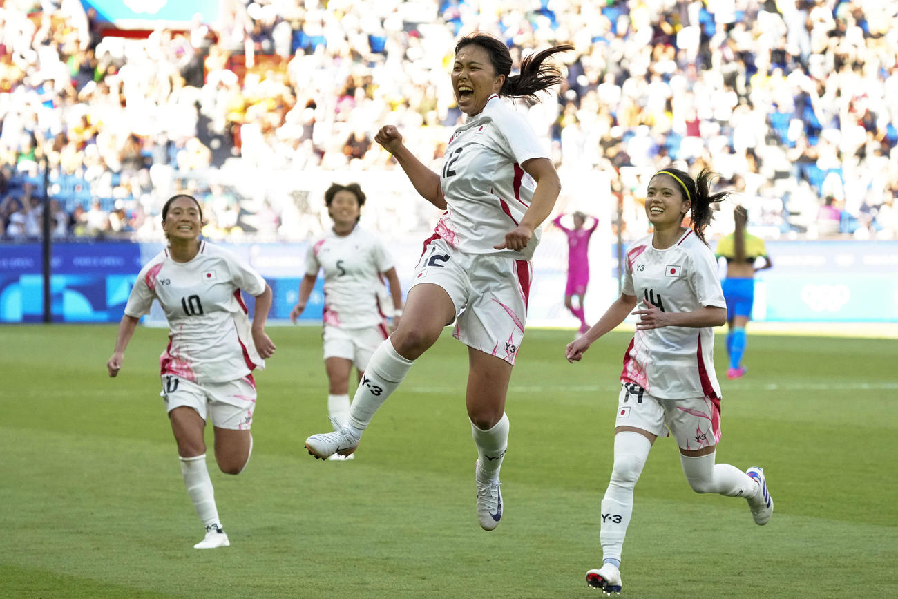 日本―ブラジル　試合終了間際、決勝ゴールを決め、跳び上がって喜ぶ谷川萌々子（中央）（ゲッティ＝共同）