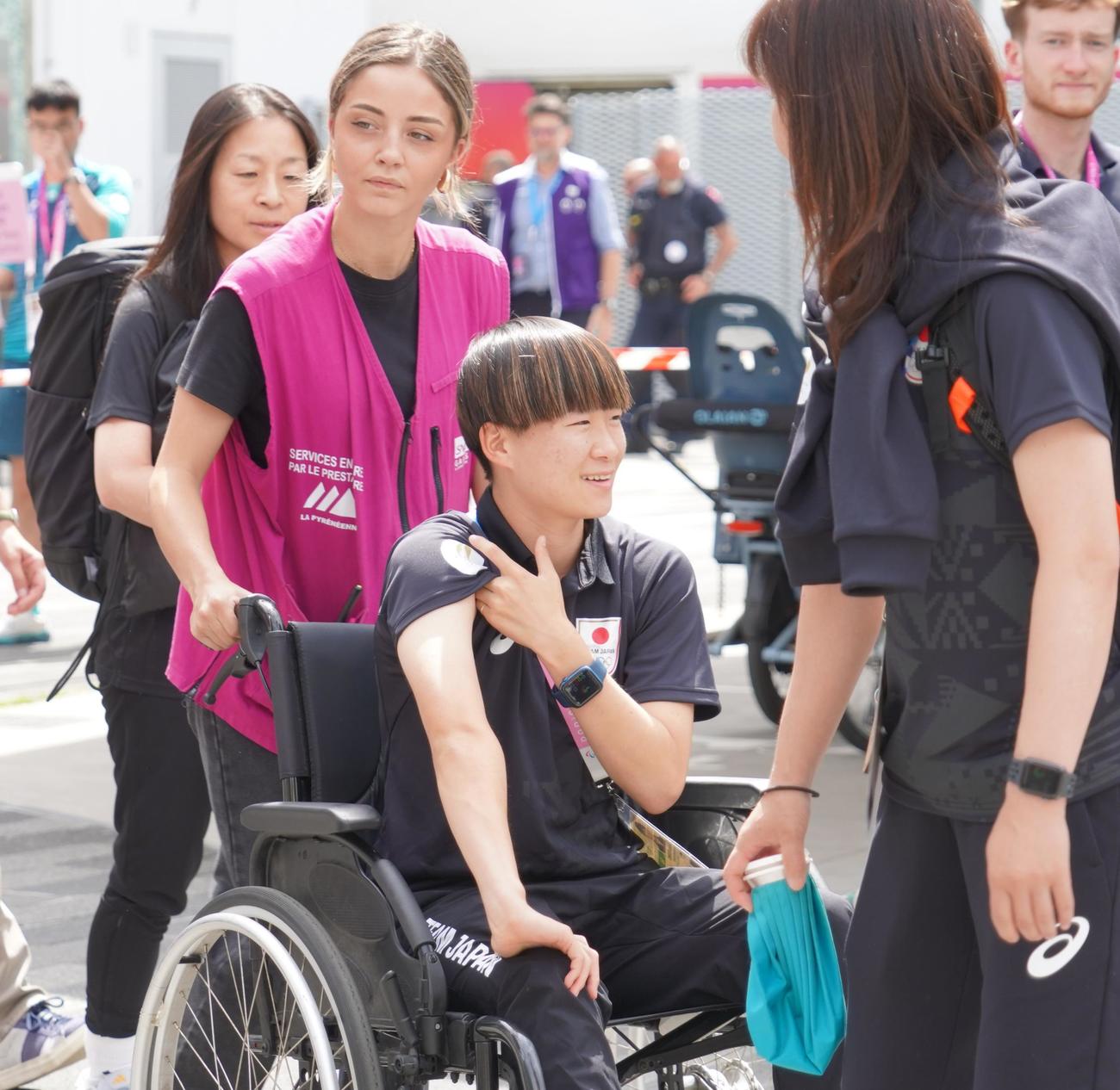 車いす姿で現れたパリ五輪女子サッカー日本代表なでしこジャパンMF藤野あおば（撮影・佐藤成）