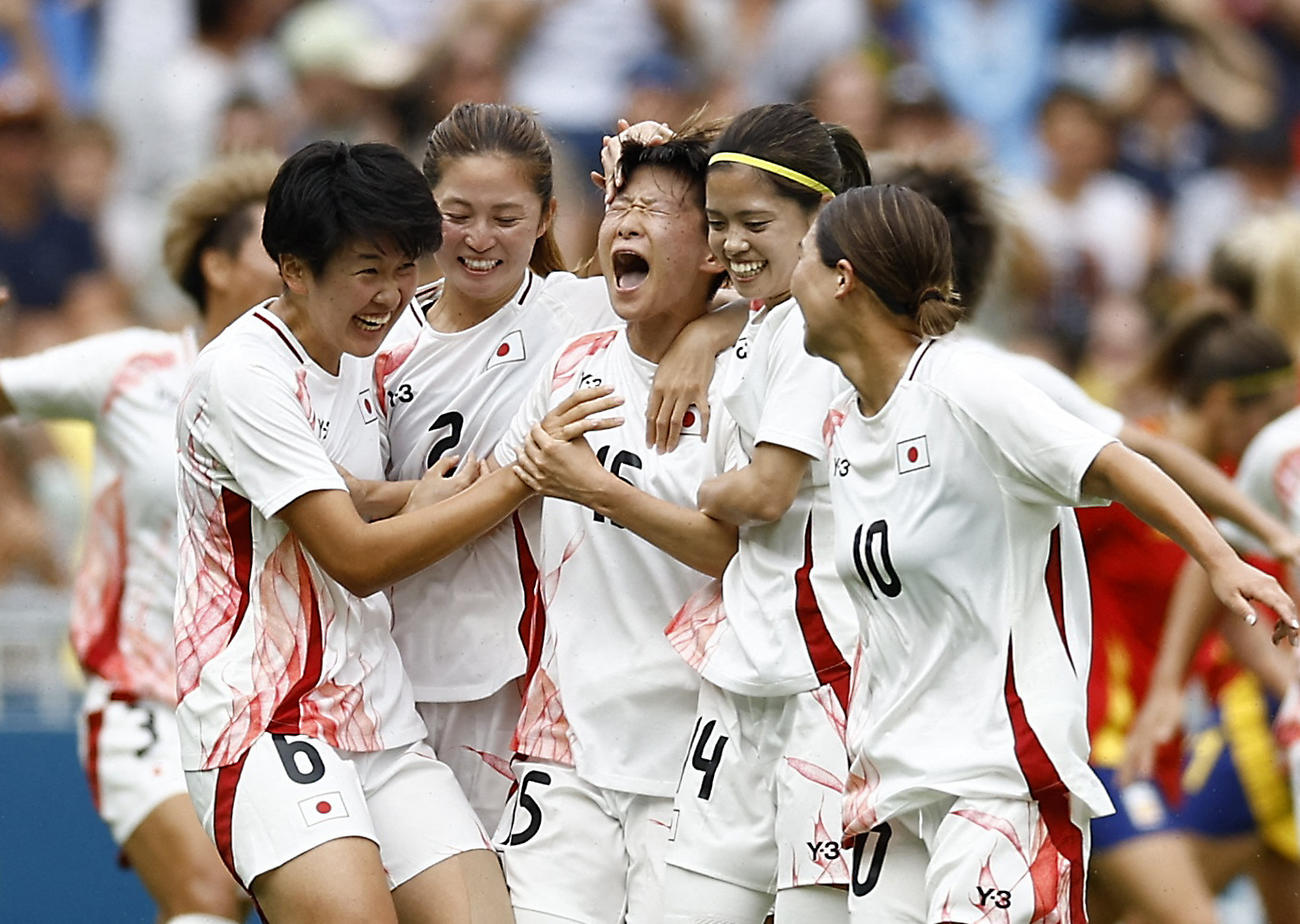 24年7月25日、日本対スペイン　前半、先制ゴールを決めた藤野（中央）を祝福するなでしこジャパン（ロイター）