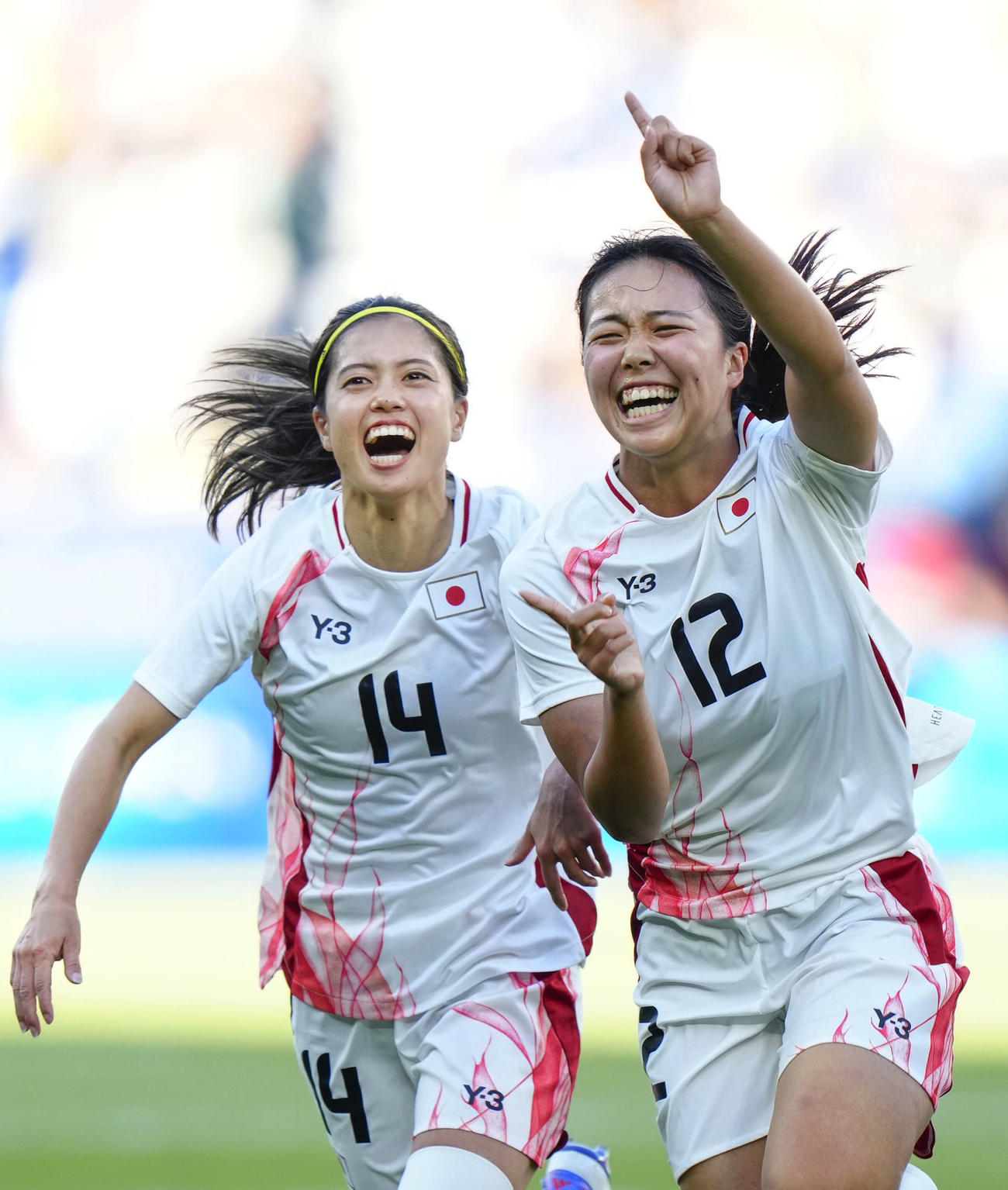 日本対ブラジル　試合終了間際、勝ち越しゴールを決め、大喜びの谷川。左は長谷川（共同）