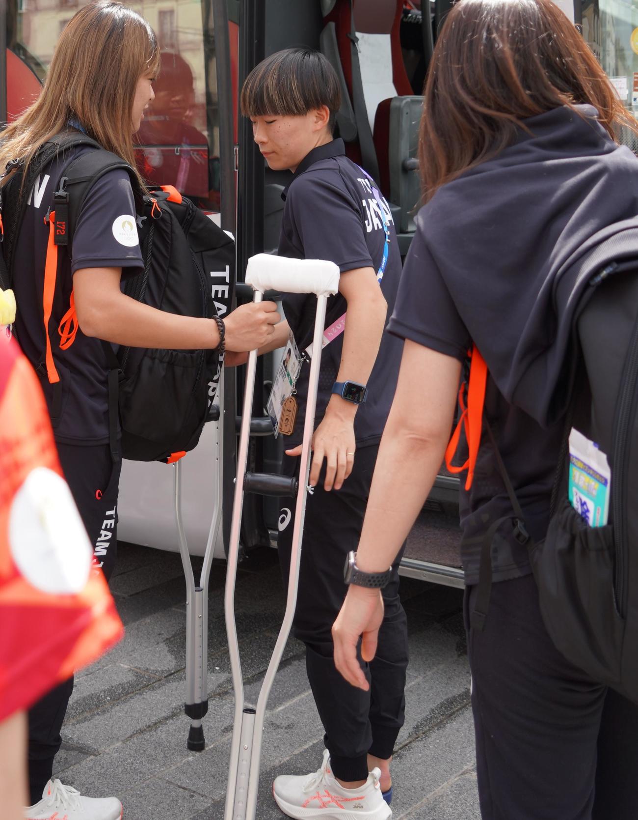 松葉杖で移動するパリ五輪女子サッカー日本代表なでしこジャパンMF藤野あおば（撮影・佐藤成）