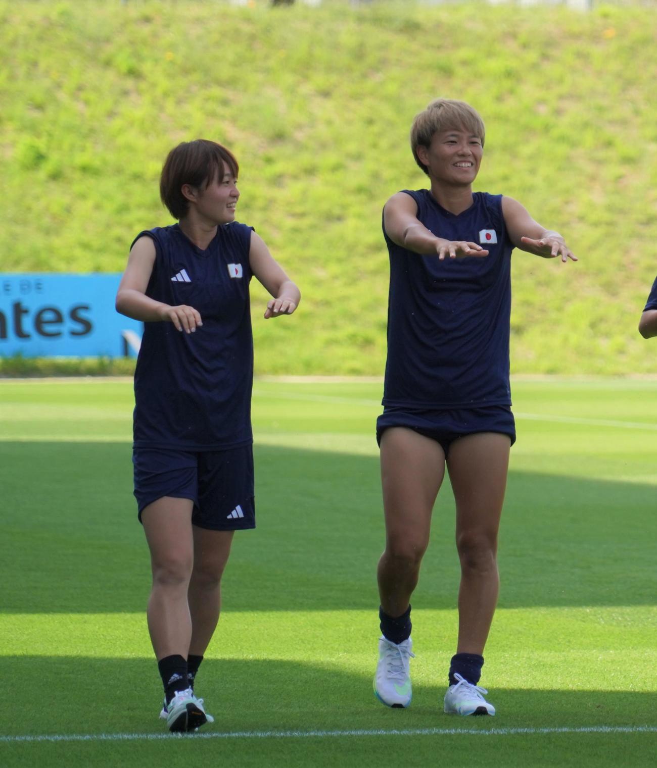 1次リーグ第3戦ナイジェリア戦に向けて調整するパリ五輪女子サッカー日本代表なでしこジャパン宮沢ひなた（左）と南萌華（撮影・佐藤成）