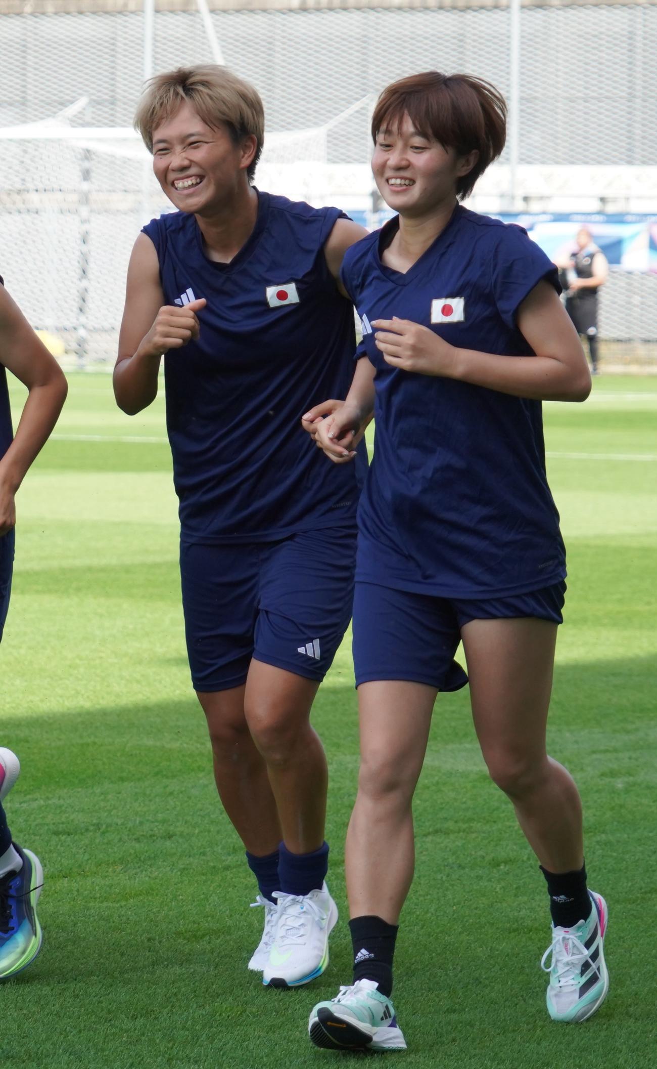 1次リーグ第3戦ナイジェリア戦に向けて調整するパリ五輪女子サッカー日本代表なでしこジャパン南萌華（左）と宮沢ひなた（撮影・佐藤成）