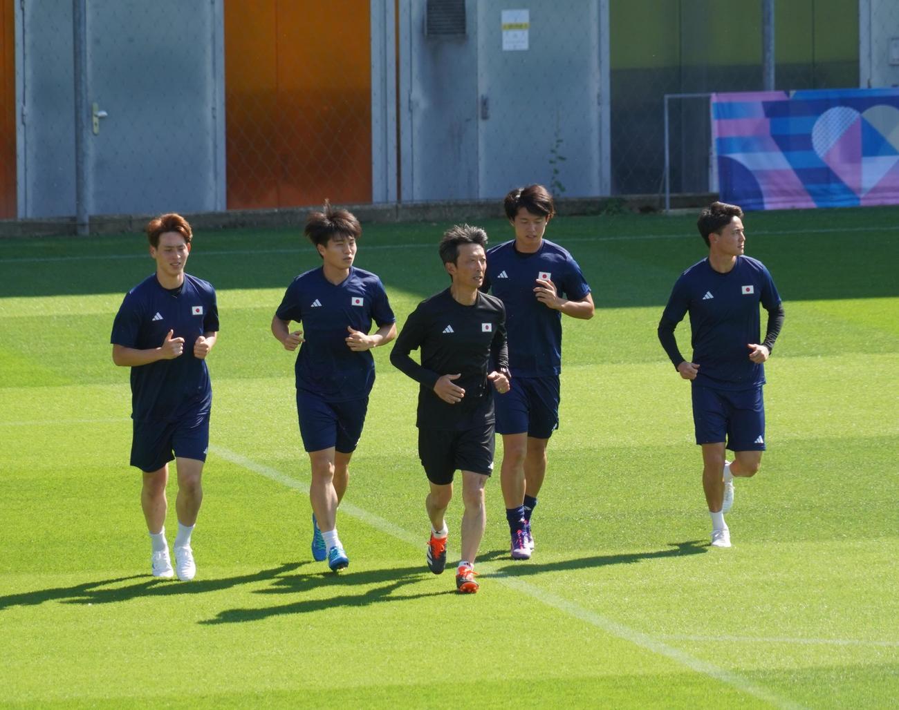 1次リーグ第3戦イスラエル戦に向けて調整する、左からパリ五輪男子サッカー日本代表MF植中朝日、川崎颯太、矢野由治フィジカルコーチ、鈴木海音、内野貴史（2024年7月28日撮影）