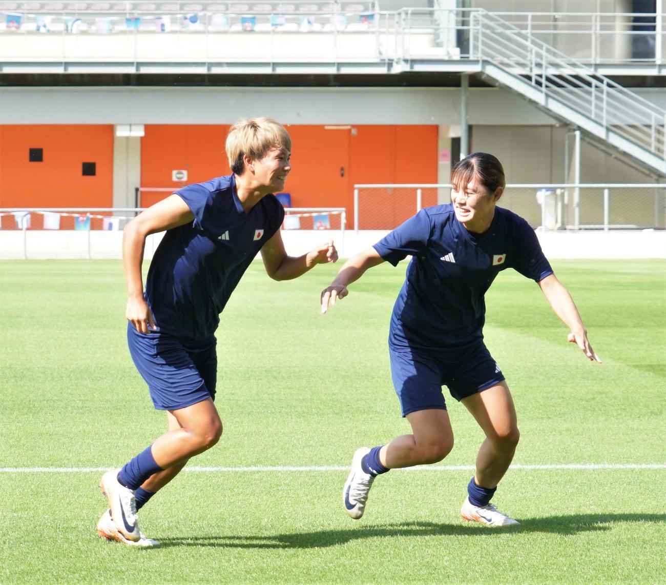 1次リーグ第3戦ナイジェリア戦に向けて調整するパリ五輪女子サッカー日本代表なでしこジャパンDF南萌華（左）と石川璃音（撮影・佐藤成）