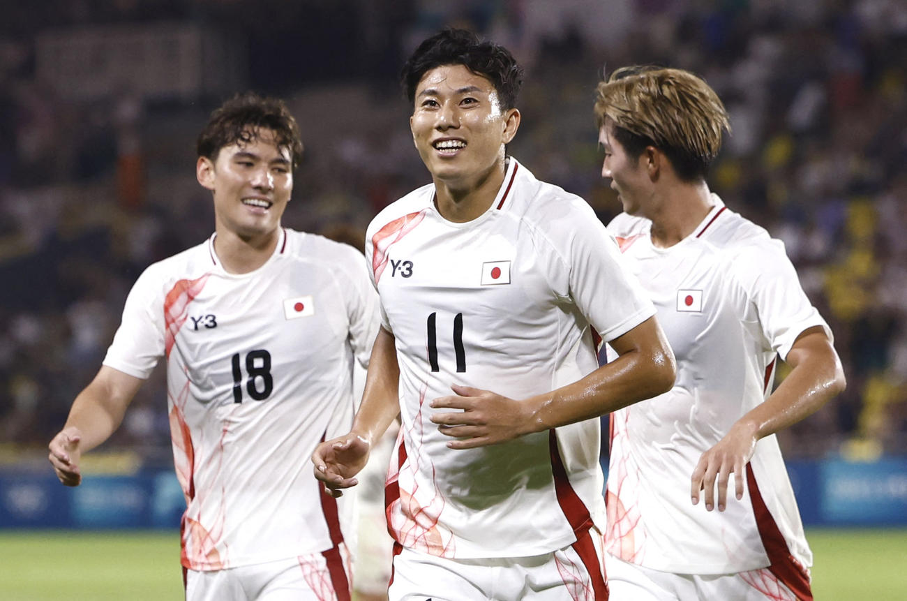 日本対イスラエル　決勝ゴールを決めた細谷（中央）（ロイター）