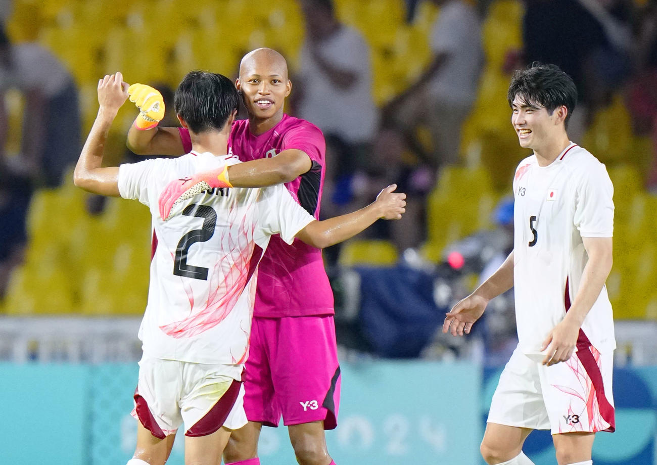 日本対イスラエル　競り勝ち、喜ぶGK小久保（中央）ら（共同）