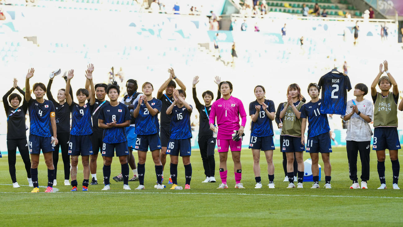 ナイジェリアに勝利し準々決勝進出を決め、観客の声援に応える女子日本代表（共同）
