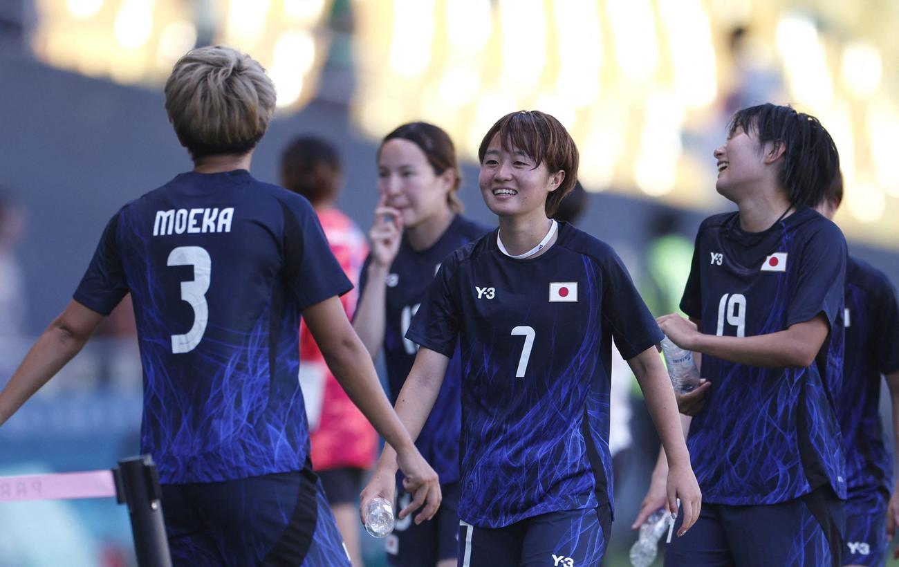 日本－ナイジェリア　勝利後に喜ぶ宮沢（中央）と南（左）（共同）