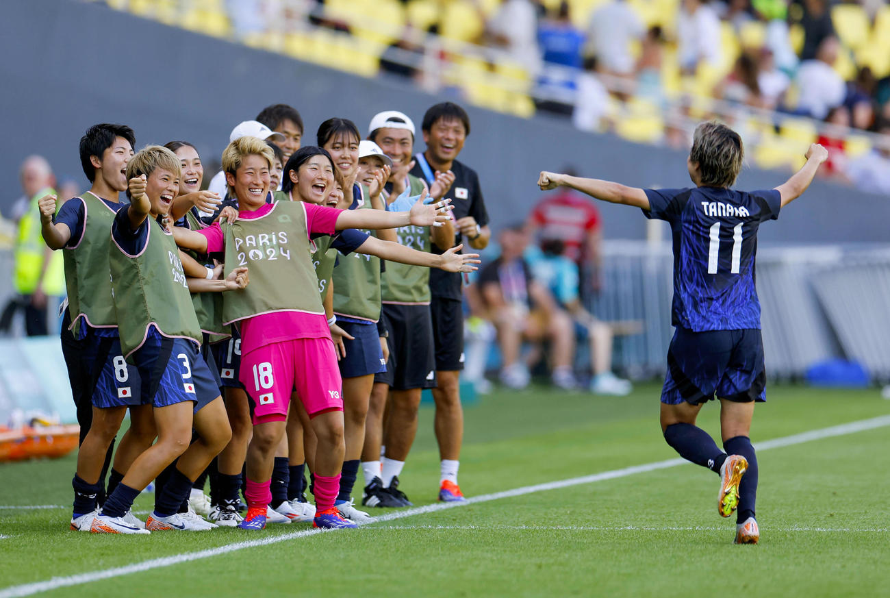 日本―ナイジェリア　前半、チーム2点目のゴールを決めた田中（11）を笑顔で迎える南（左から2人目）ら（共同）