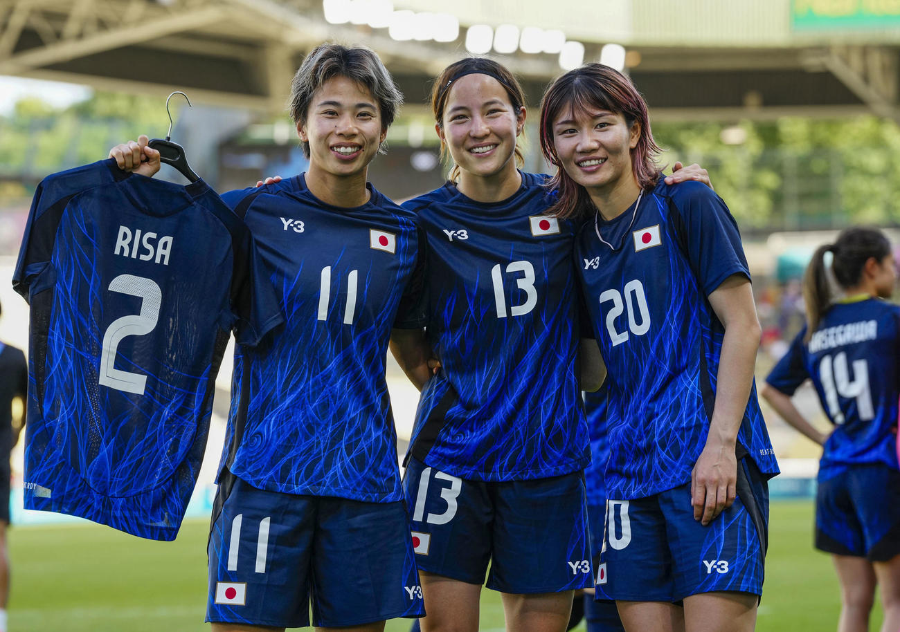 ナイジェリアに勝利し準々決勝進出を決め、笑顔で写真に納まる（左から）田中、北川、守屋（共同）