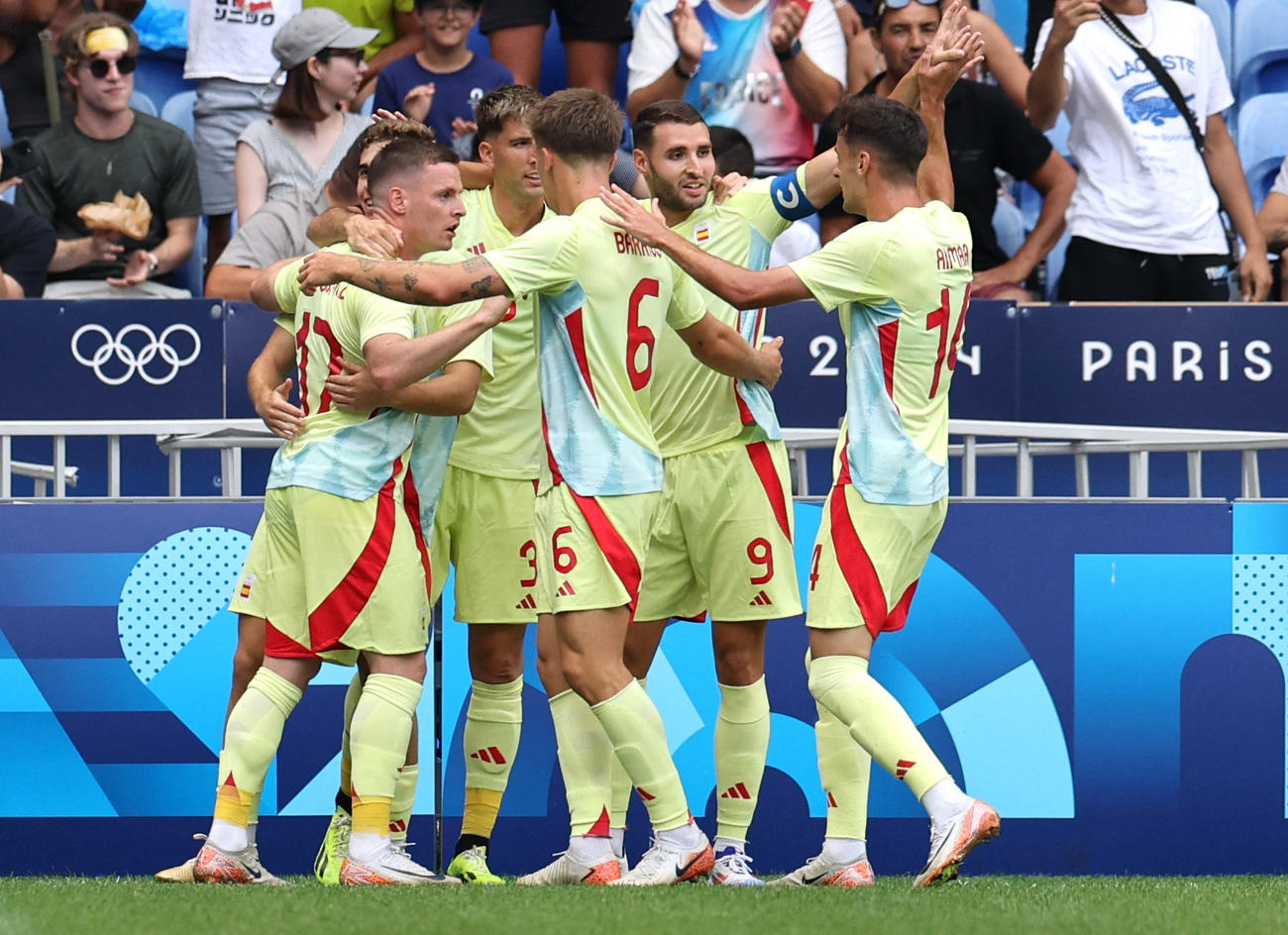 日本対スペイン　前半、F・ロペスの先制ゴールに喜ぶスペインイレブン（ロイター）