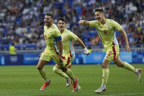 日本対スペイン　後半、3点目を決め喜ぶルイス（左）（AP)