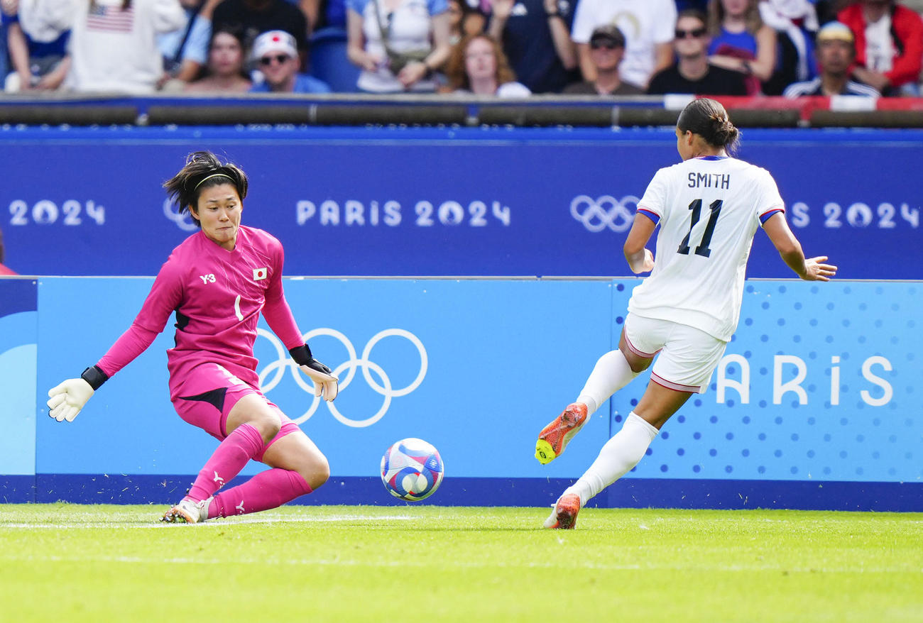 延長前半、米国のスミスのシュートを阻むGK山下（共同）