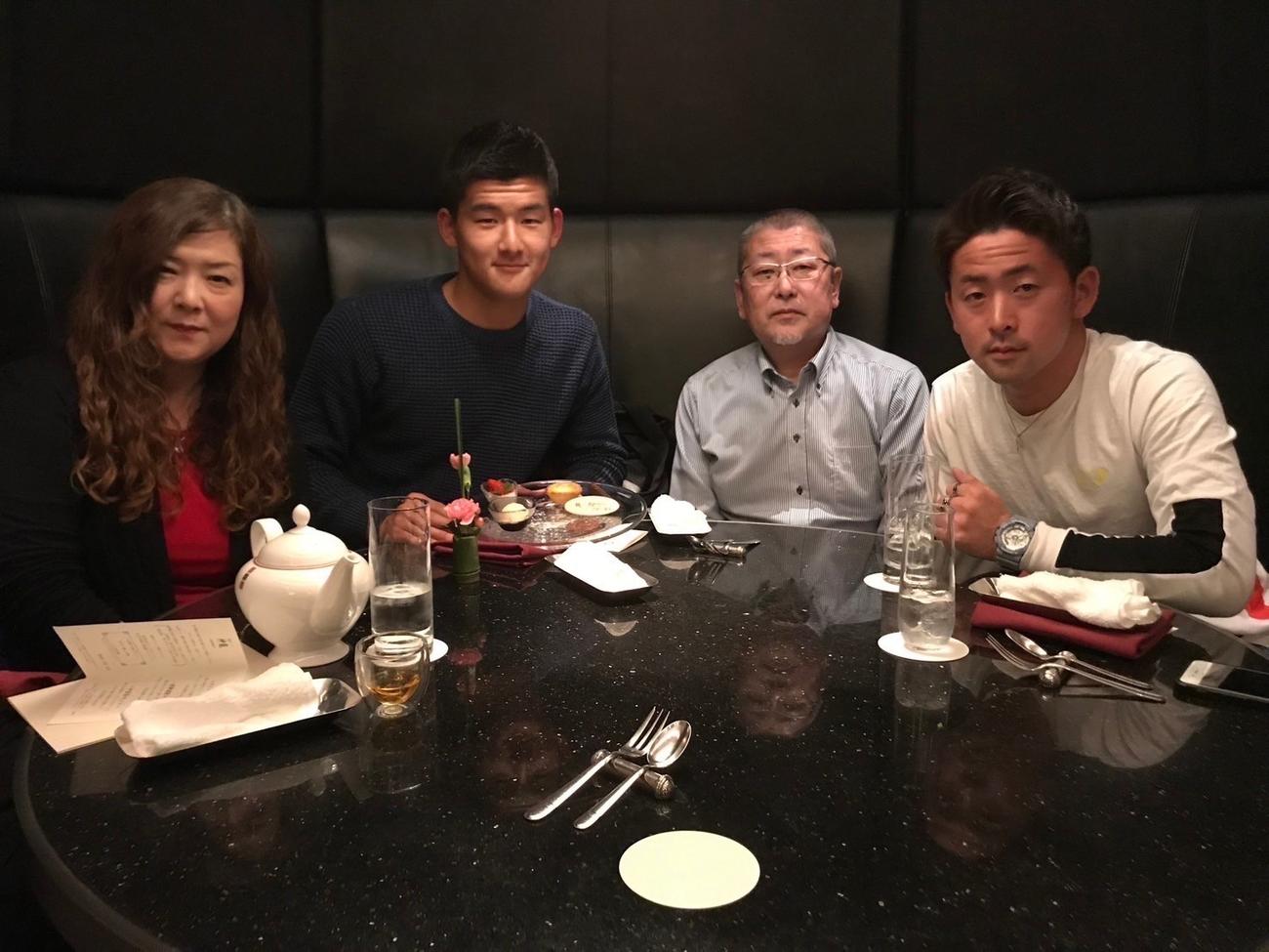 パリ五輪代表の西尾隆矢（左から2人目）と母清美さん（左）、父隆一さん（左から3人目）、兄隆世さん（本人提供）