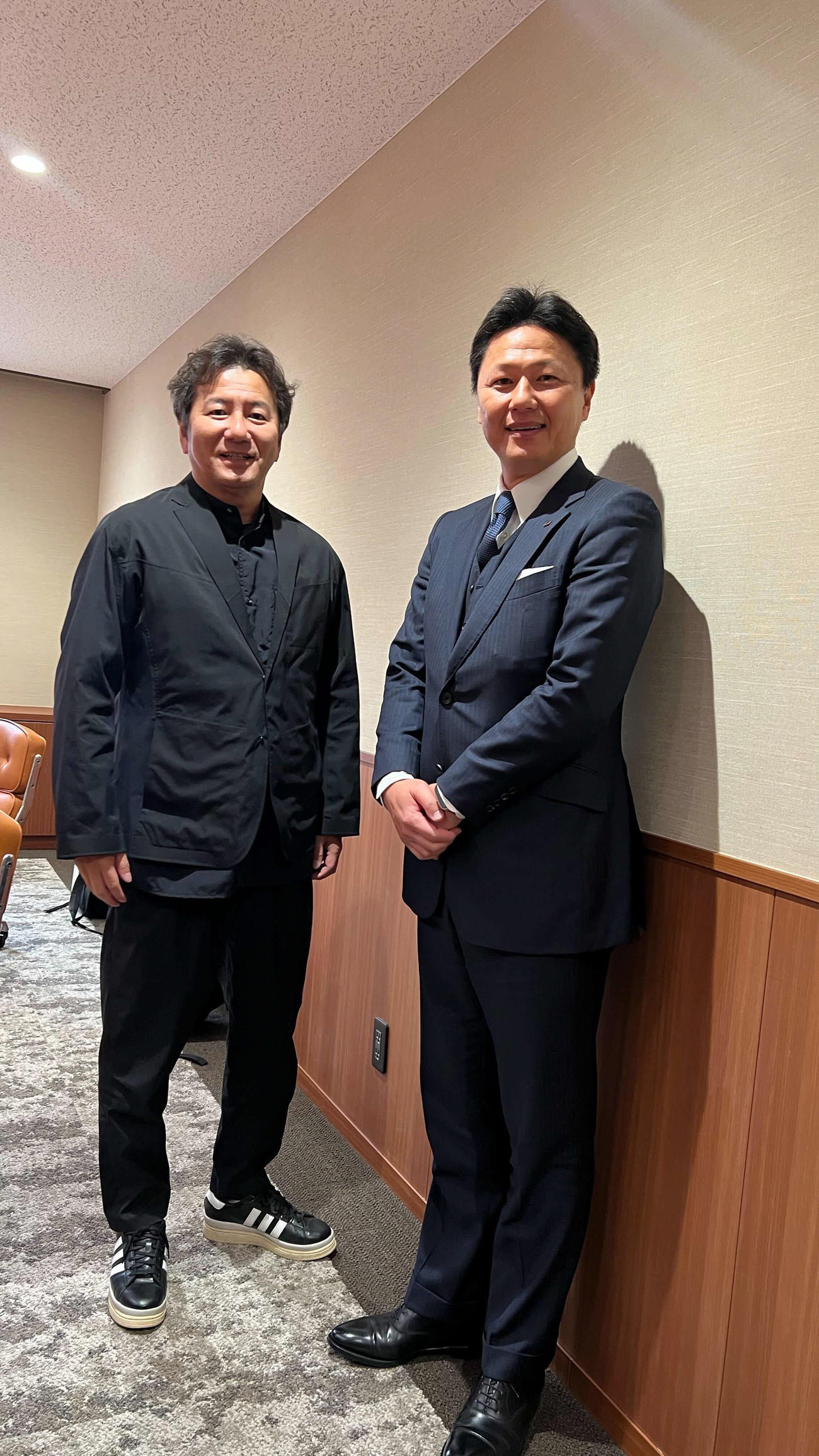 Jリーグ野々村芳和チェアマン（左）とパリ五輪サッカー男子日本代表の大岩剛監督（Jリーグ帝京）