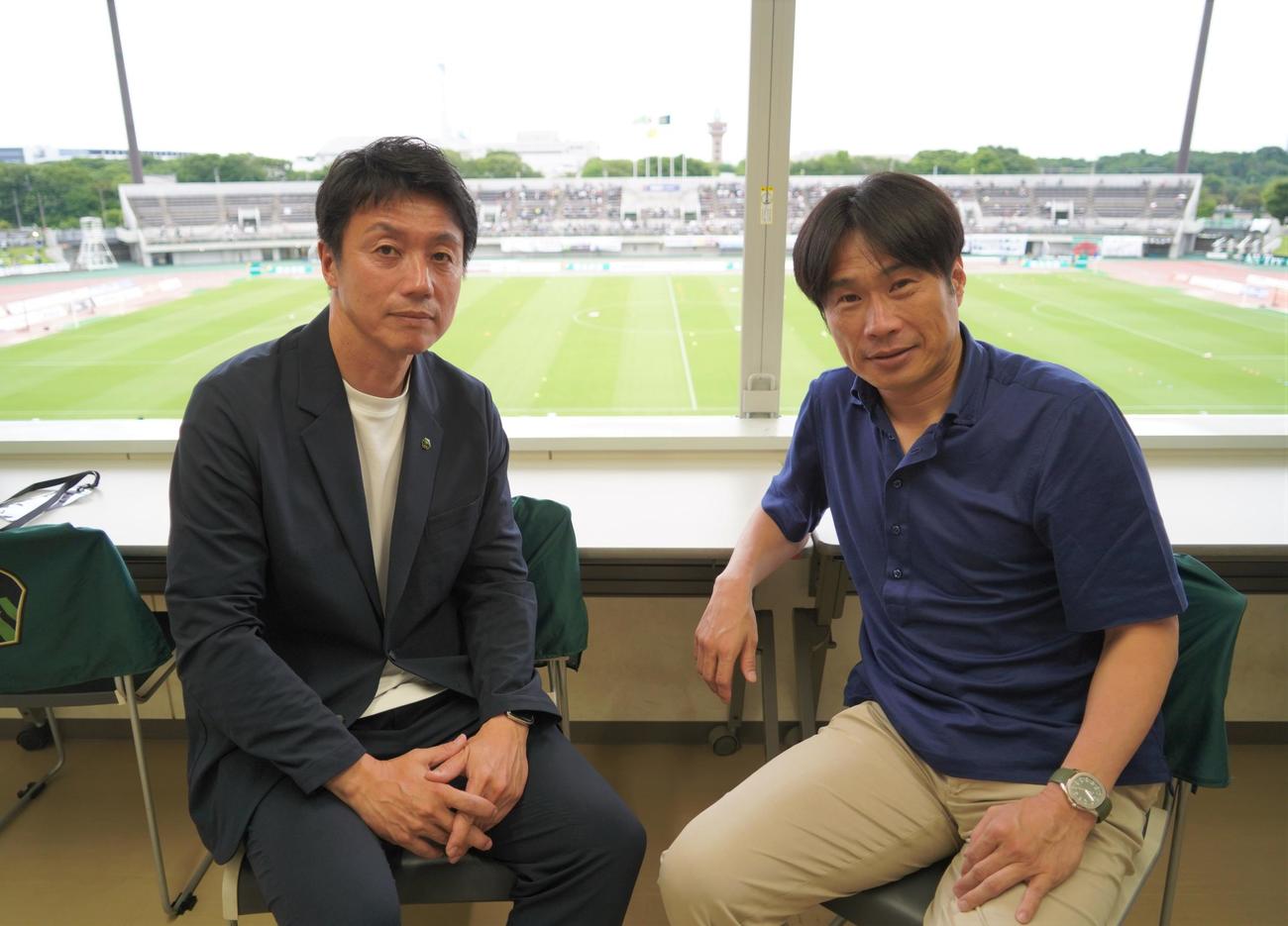 パリ五輪サッカー男子日本代表大岩剛監督にエールを送ったSC相模原平野孝SD（左）と望月重良創業者兼フェロー（撮影・佐藤成）
