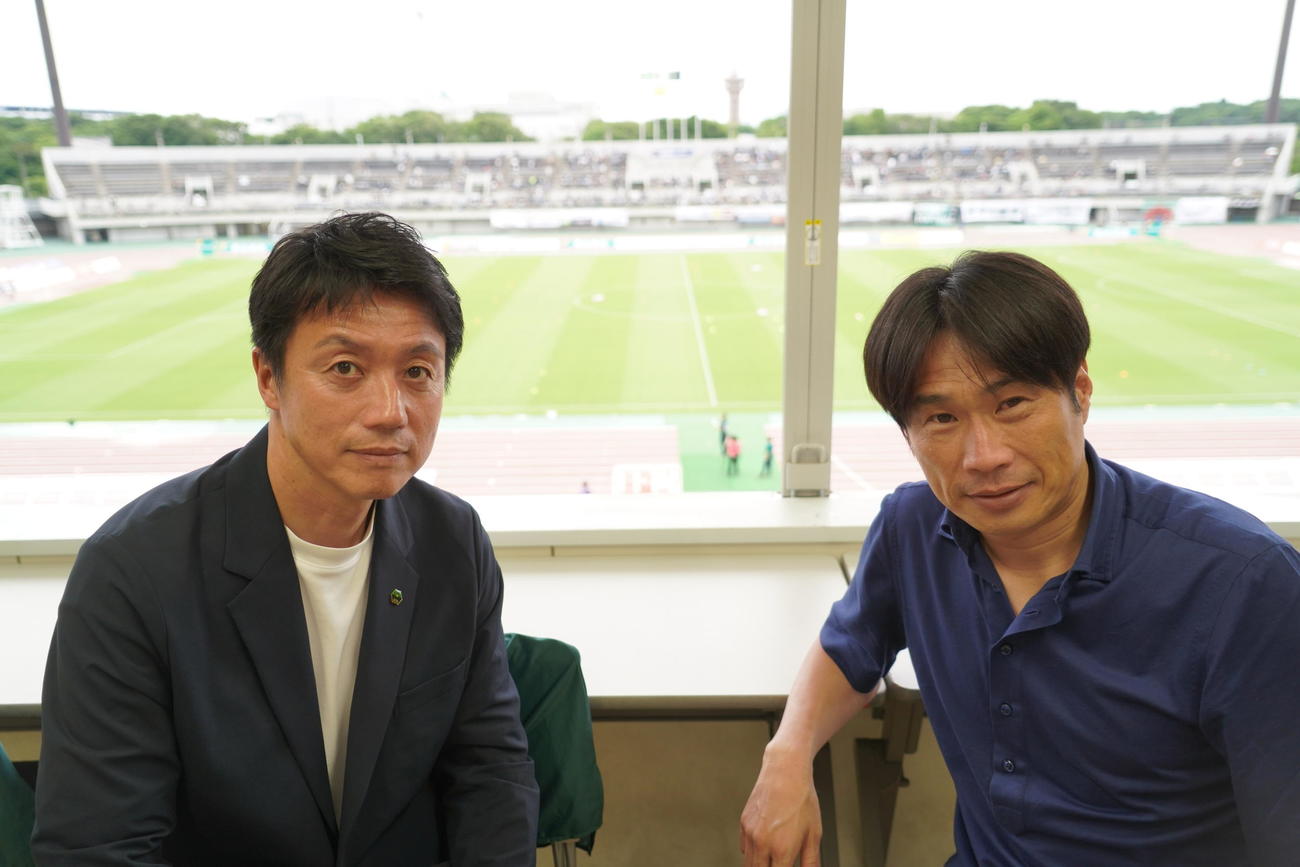 パリ五輪サッカー男子日本代表大岩剛監督にエールを送ったSC相模原平野孝SD（左）と望月重良創業者兼フェロー（撮影・佐藤成）