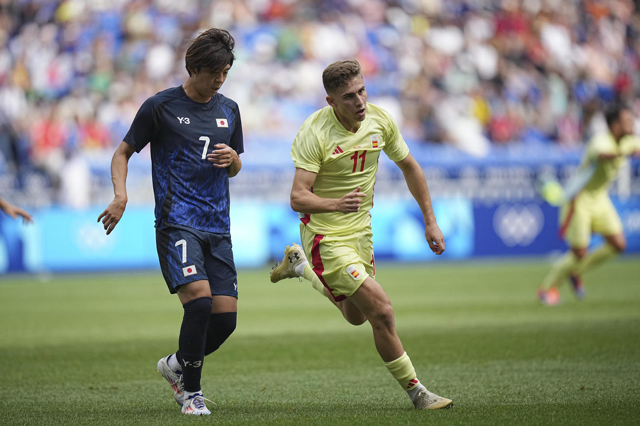 日本対スペイン　前半、先制ゴールを決め走り出すスペイン・F・ロペス。左は山本（AP）