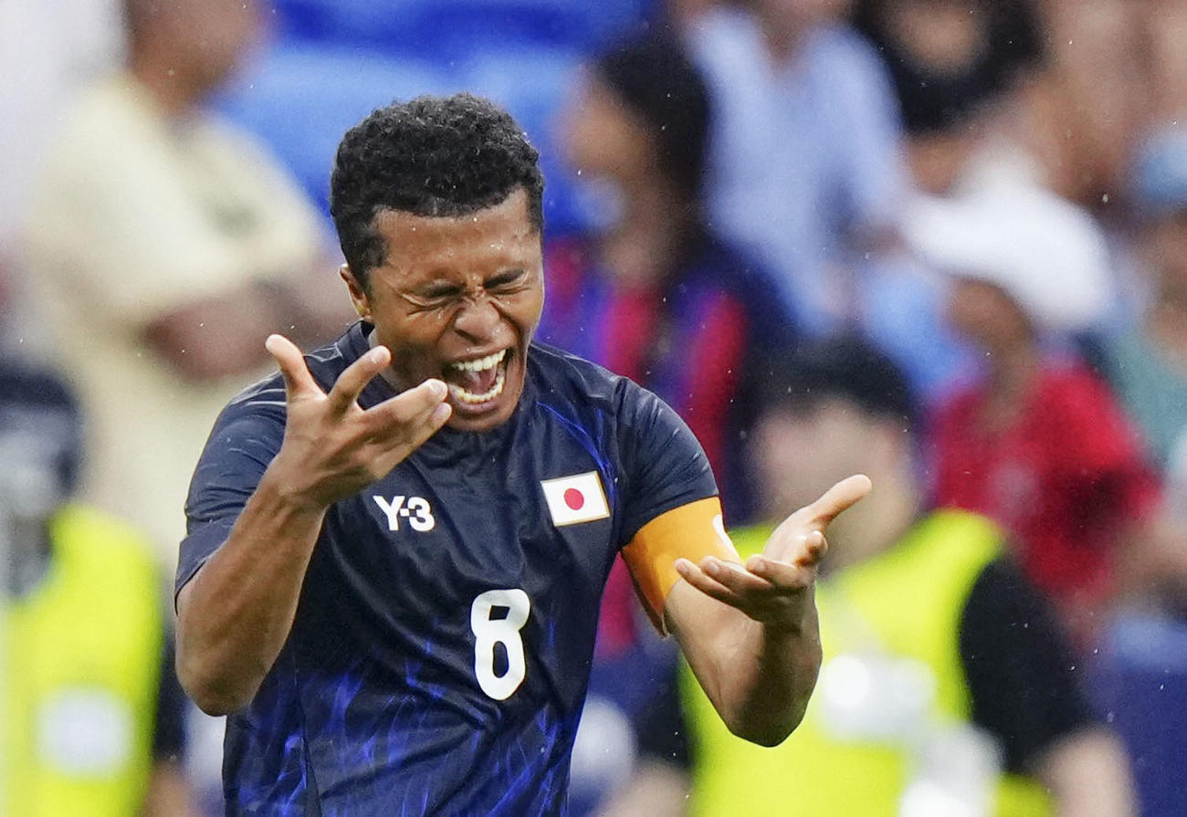 日本―スペイン　後半、悔しがる藤田（共同）