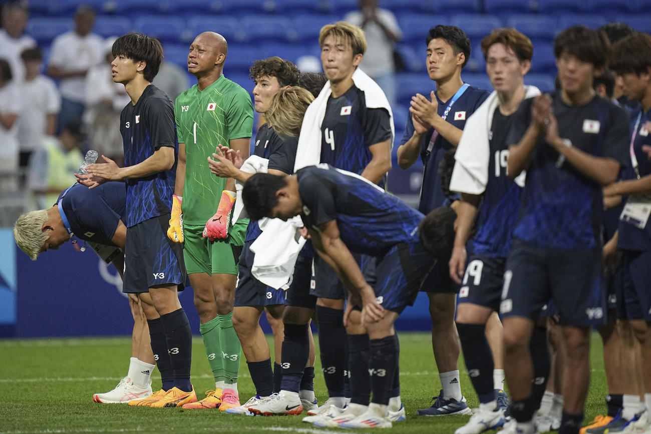 日本対スペイン　準々決勝敗退の日本はサポーターにあいさつ（AP)