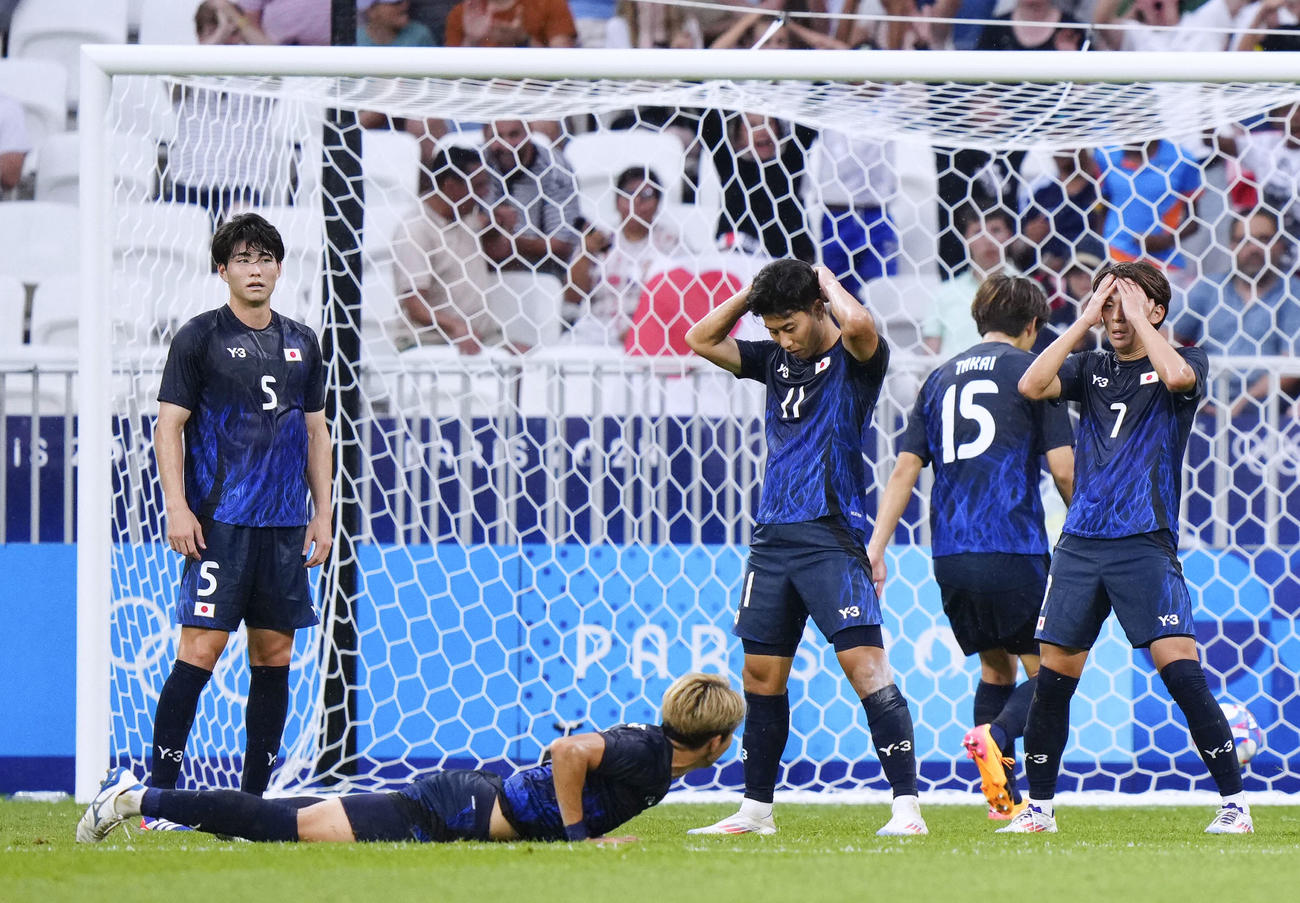 日本―スペイン　後半、スペインに2点目のゴールを決められ、頭を抱える細谷（中央）