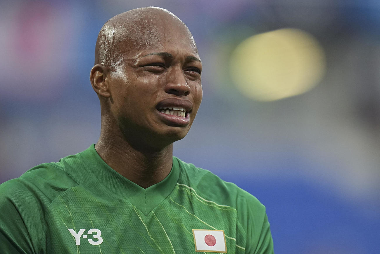 日本対スペイン　試合後、号泣する小久保（AP)