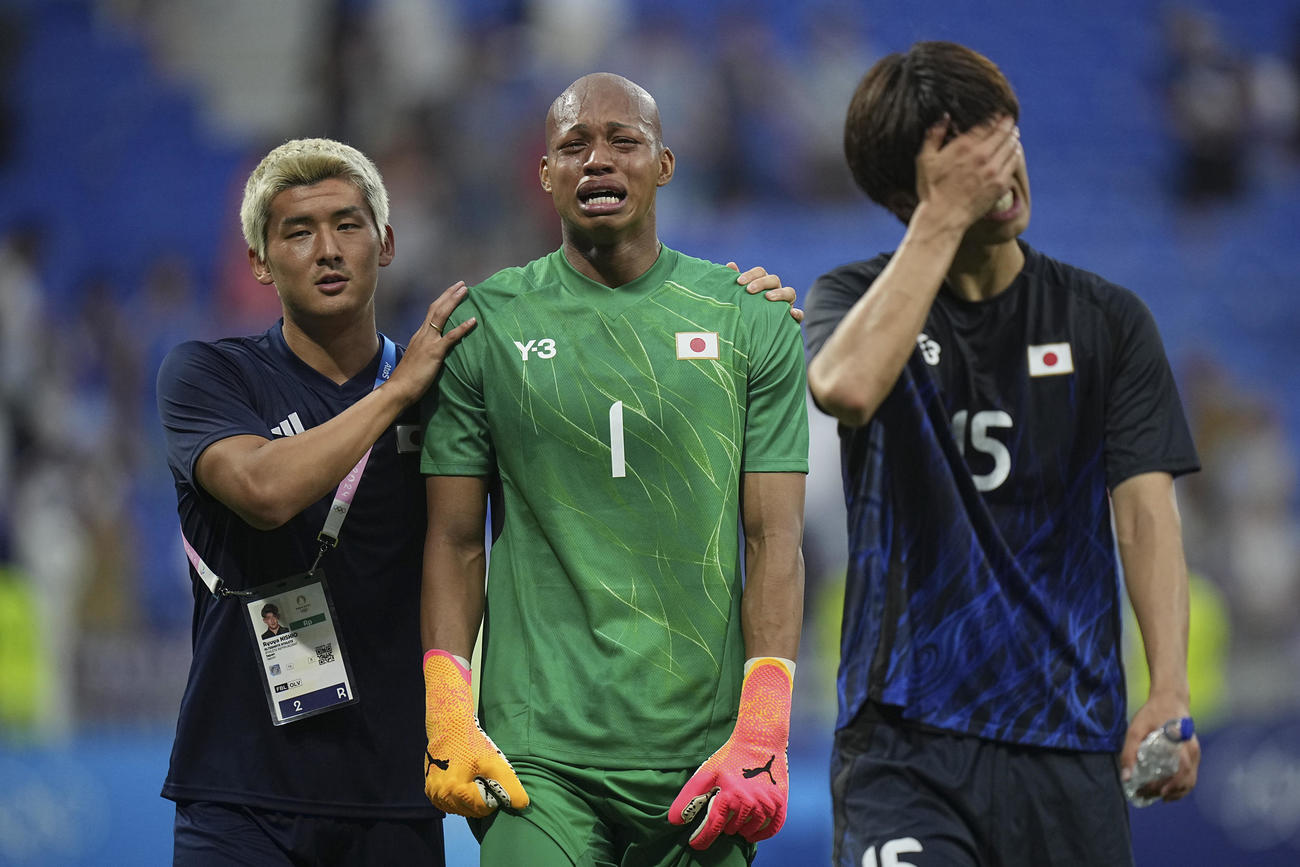 日本対スペイン　準々決勝敗退となり涙を流す小久保と高井（AP)
