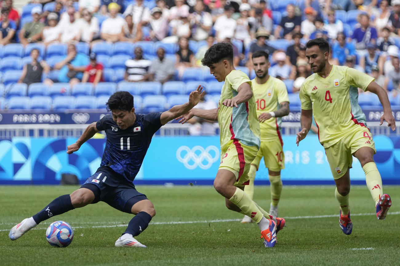 日本対スペイン　細谷のシュートはネットをゆらすもオフサイドの判定（AP)