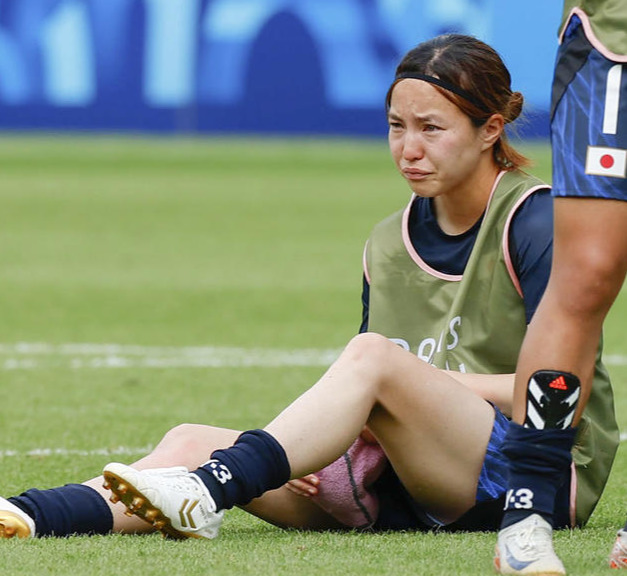 延長戦の末、米国に敗れ準々決勝で敗退し、落胆した表情を見せる女子日本代表の北川（共同）