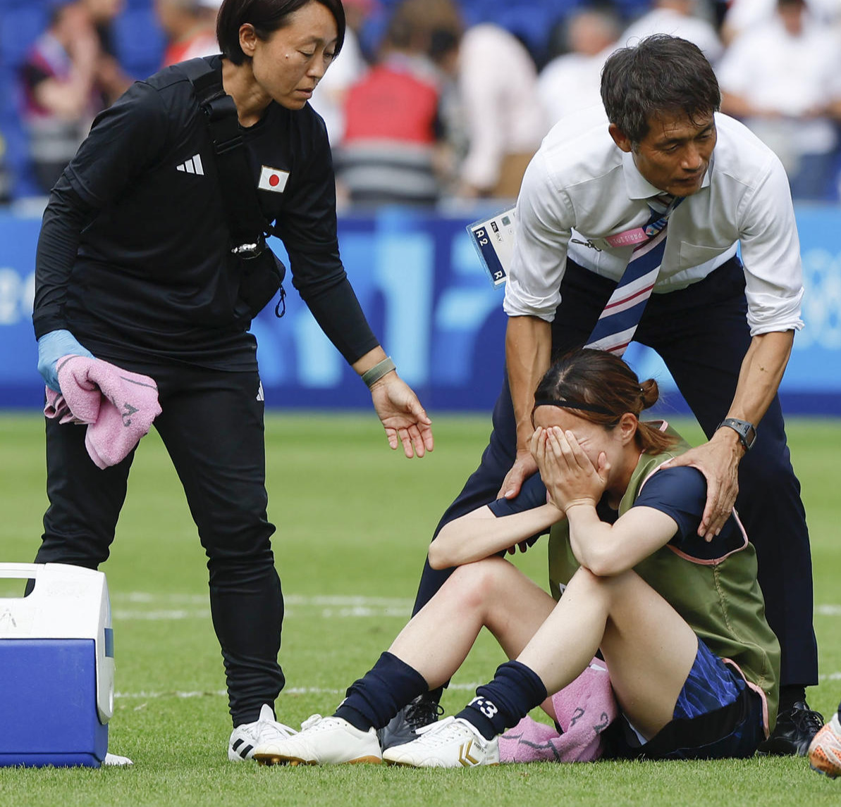 延長戦の末、米国に敗れ準々決勝で敗退が決まり、北川をねぎらう池田監督（共同）