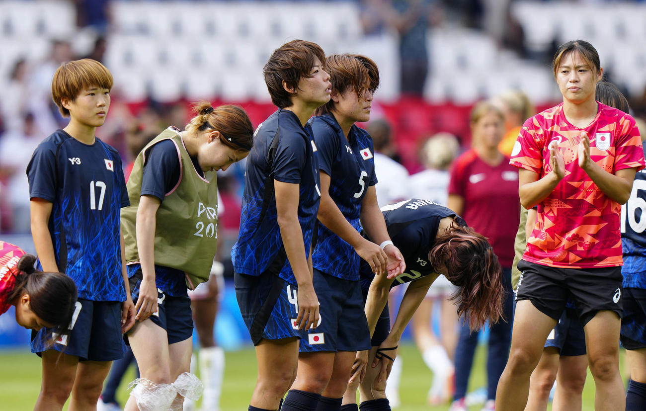 延長戦の末、米国に敗れ、ぼうぜんとする熊谷（中央）ら女子日本代表（共同）