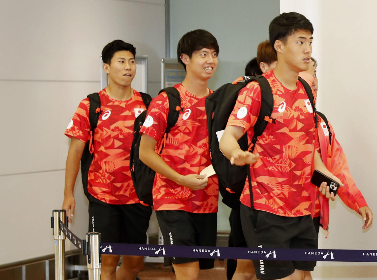 パリ五輪を終え、帰国した細谷（左）らサッカー男子日本代表（共同）
