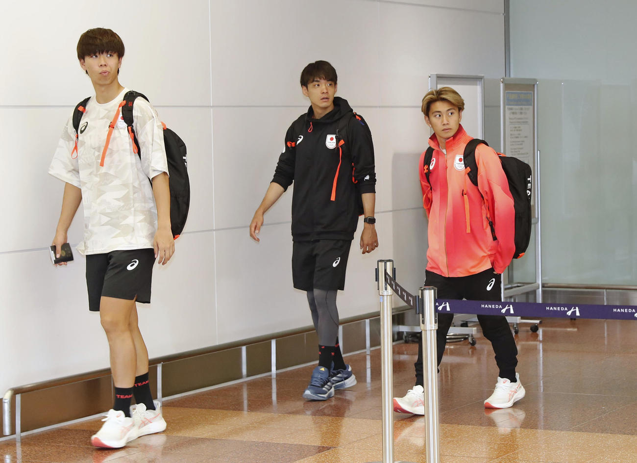 パリ五輪を終え、帰国した荒木（右）らサッカー男子日本代表（共同）