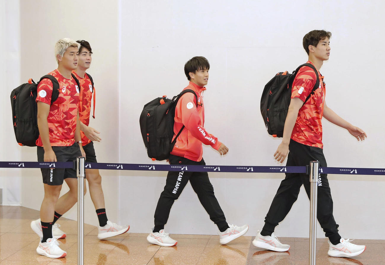 パリ五輪を終え、帰国したGK野沢大（右端）らサッカー男子日本代表（共同）