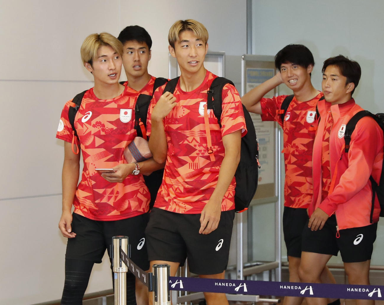 パリ五輪を終え、帰国した関根（中央）らサッカー男子日本代表（共同）